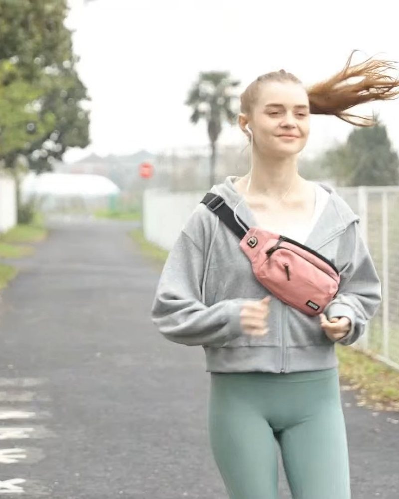 SINNO fanny pack worn: on the move